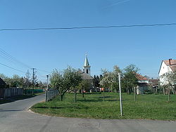 Séi falurészlet – a Rajki út (balra) és a Berzsenyi Dániel utca (alul) keresztezése, a háttérben a főutcán álló katolikus templommal