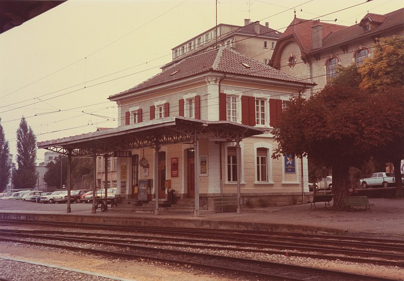 File:SBB Historic - F 122 00774 003 - Orbe OC Stationsgebaeude Bahnseite.jpg