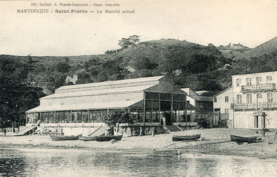 La grande halle en fonte du marché couvert de la place Bertin en 1929.