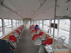 Салон двухдверного вагона Tatra T3SU компоновки 1+2 с боковым сиденьем для кондуктора на возвышении вместо 12 ряда справа, вид вперёд
