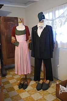 Clothing worn by 19th century French migrants SanRafaelMuseum13.JPG