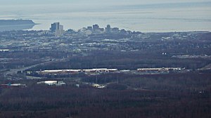 Skyline sjevernog Anchoragea, Aljaske gledano iz Arktičke doline, Tikhatnu Commons u prednjem planu.jpg