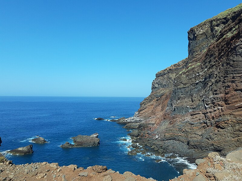 File:Small rock islands on Playa del Callejoncito, Santo Domingo, La Palma.jpg