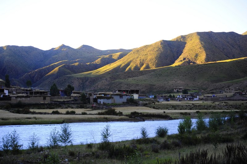 File:Small town after Dzogang Dzong.jpg