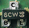 SMD-Transistor (BC817-40); Typische Anschlussbelegung: Basis / Kollektor / Emitter.