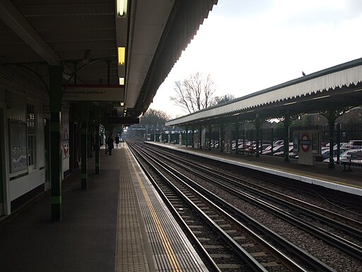 Snaresbrook station look south