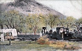 Mit Zwillingslokomotive bespannter Zug bei Windhoek