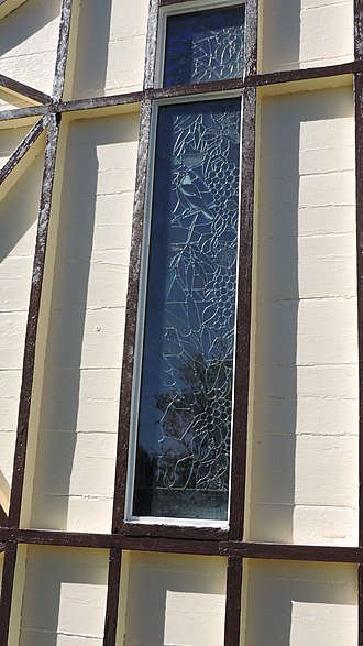 Outside stud framing and narrow window St Augustines Anglican Church, Leyburn, 2015 04.JPG