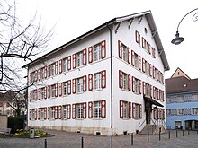 Das Feningerspital Laufen, gestiftet von Joseph Conrad Gabriel Feninger (1785–1869), wurde 1872 eröffnet. Heute beherbergt das Gebäude die Stadtverwaltung Laufens.