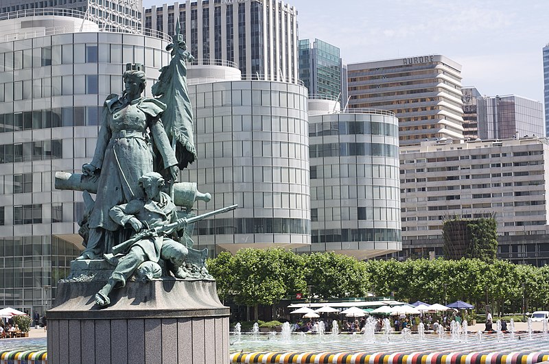 File:Statue of la Défense June 2010.jpg