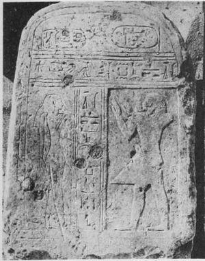 Tấm bia đá vôi miêu tả hoàng tử Djehuti-Aa và công chúa Hotepneferu và mang đồ hình của pharaon Sekhemrekhutawy Pantjeny.[1]