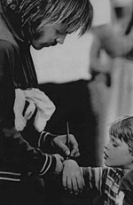 Steve Prefontaine, signing an autograph. Steve Prefontaine 1975.jpg