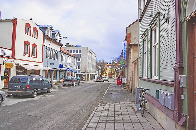 File:Sverres gate i Levanger mot jernbanestasjonen..jpg