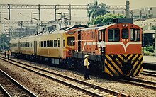 File:TRA_S212_with_EMU200_at_Kaohsiung_Station_20010908.jpg