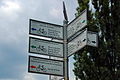 Le EV9 (R9) parmi les panneaux de signalisation des itinéraires cyclables au lac Malta à Poznań, en Pologne