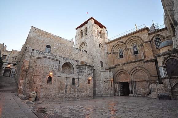 The northeast of the courtyard (parvis), with the immovable ladder under a window, and the Chapel of the Franks (right).