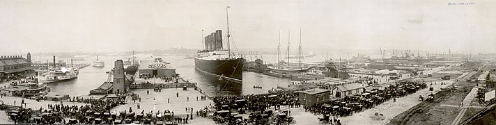 Le Lusitania à New York le 10 octobre 1907, à l'arrivée de son voyage « record » effectué en 4 j 19 h 52 min.