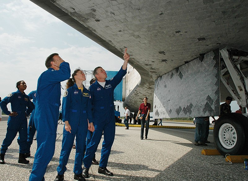 File:The STS-121 crew gets a close look at the underside of the orbiter Discovery after landing.jpg