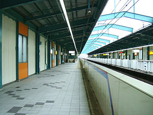   (aprilo 2015)   Toei-I26-Shin-takashimadaira-station-platform.jpg