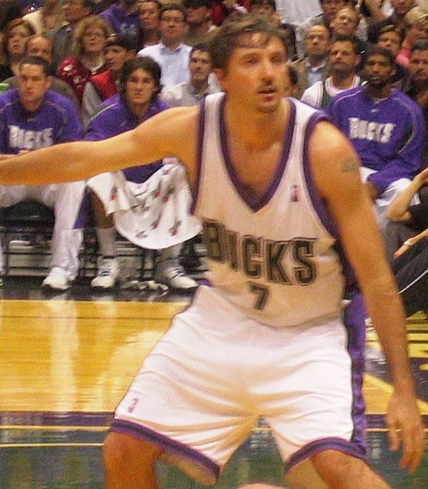 Toni Kukoč playing for the Bucks.