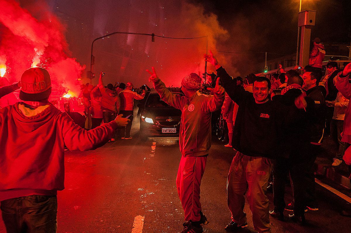 File:Torcida do inter antes do jogo pela copa libertadores da