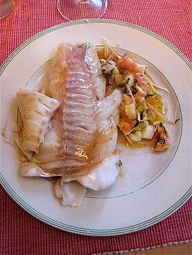 Un filete de pescado blanco y verduras en un plato