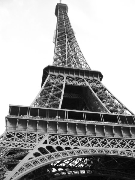 File:Tour Eiffel contre-plongée.jpg