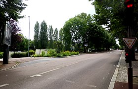 Panneau tout droit et à gauche à Sceaux.