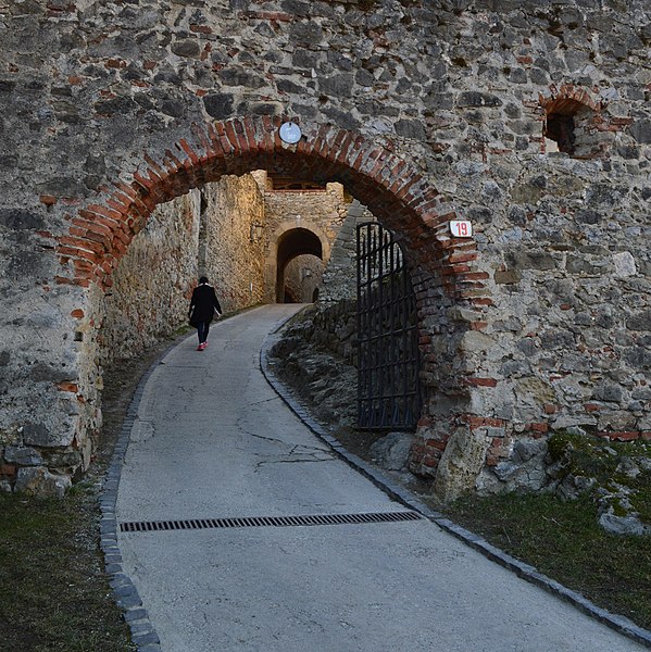 File:Trenčín Castle 12.jpg