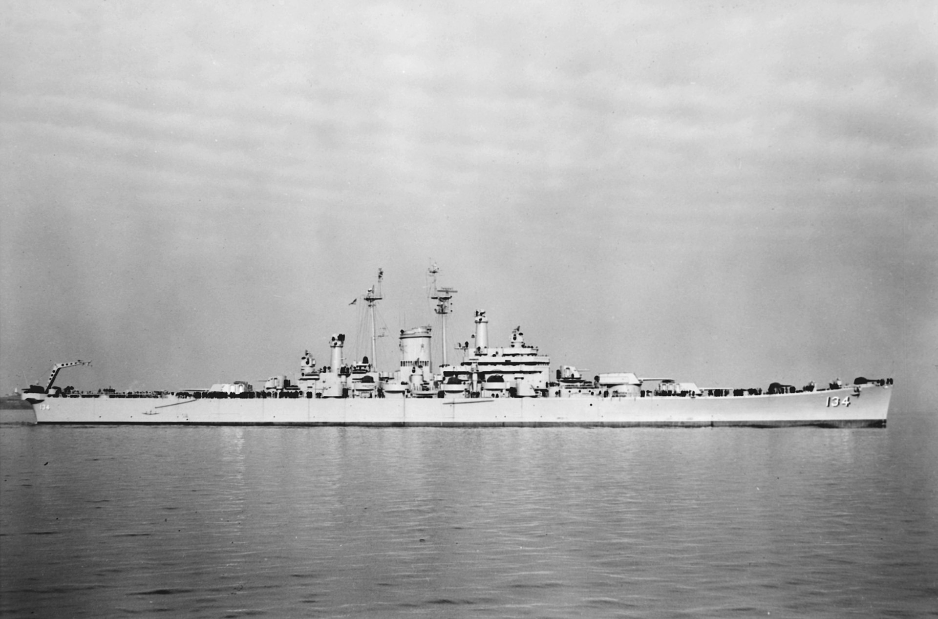 1920px-USS_Des_Moines_%28CA-134%29_off_Boston_in_November_1949.jpg
