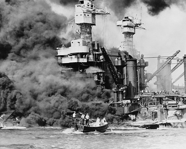 אוניית המערכה האמריקאית "West Virginia" עולה באש, לאחר שהופצצה במהלך המתקפה על פרל הארבור, 7 בדצמבר 1941.