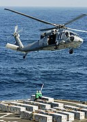美軍艦載SH-60海鷹直升機在運補飛彈給驅逐艦