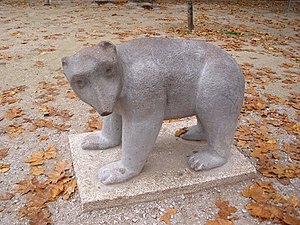 Escultura de un oso en el paseo central