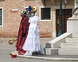 Living statues in a Campo