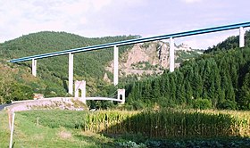 Le viaduc du Lignon vu depuis le hameau de Confolent, avec au premier plan, le pont de Confolent.