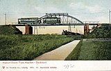Viaduct van de Electrische Tram Haarlem - Zandvoort over de spoorlijn Haarlem - Leiden bij Heemstede; circa 1905.