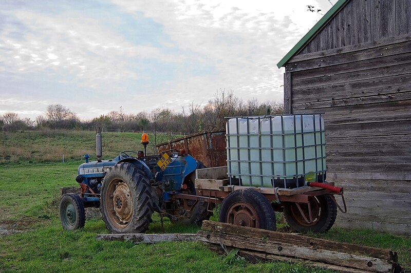 File:Vieux tracteur - Flickr - besopha.jpg