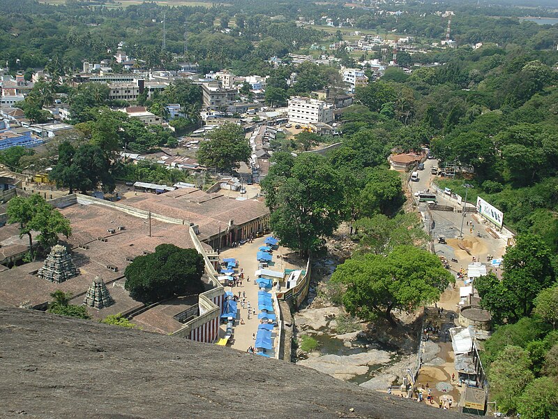 File:View of Courtallam temple.JPG