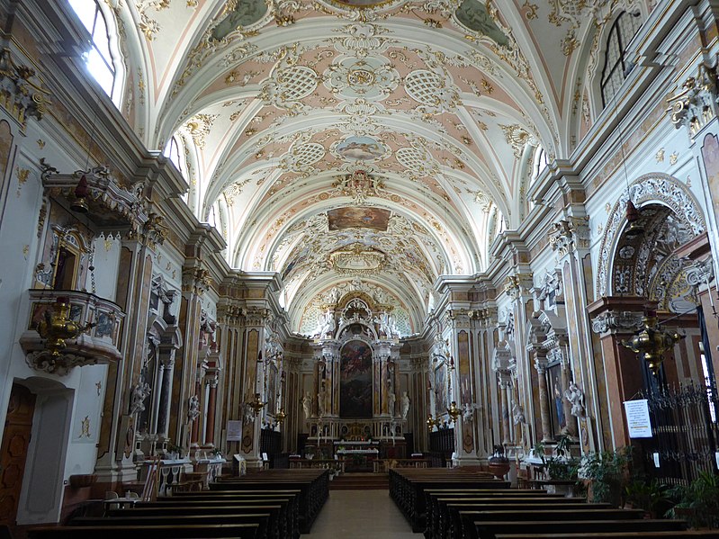 File:Villa Lagarina, chiesa di Santa Maria Assunta - Interno 01.jpg