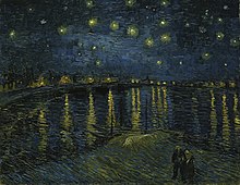 Uma visão de uma noite estrelada escura com estrelas brilhantes brilhando sobre o Rio Ródano.  Do outro lado do rio, prédios distantes com luzes brilhantes são refletidos nas águas escuras do Ródano.