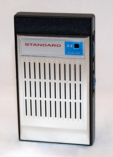 File:Vintage Standard Radio Corporation Transistor Radio, Model SR-F415, AM Band Only, 6 Transistors, Made In Japan, Circa 1964 (31772351715).jpg