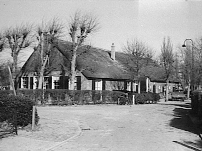 File:Voor- en zijgevel nr. PC 3 - Laren - 20478732 - RCE.jpg