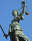 Vrouwe Justitia uitgebeeld met weegschaal