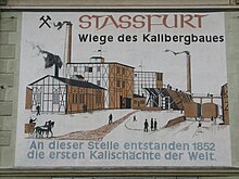 Das großformatige Wandbild im Zentrum von Staßfurt kündet vom Stolz der Vorfahren: „STASSFURT – Wiege des Kalibergbaus – An dieser Stelle entstanden 1852 die ersten Kalischächte der Welt“. Foto vom April 2019