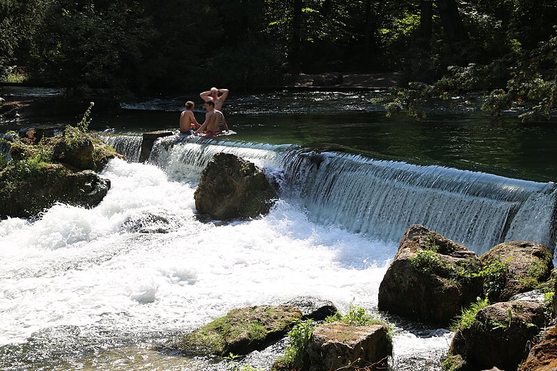 File:Wasserfall Eisbach Schwabinger Bach Englischer Garten Muenchen-1.jpg