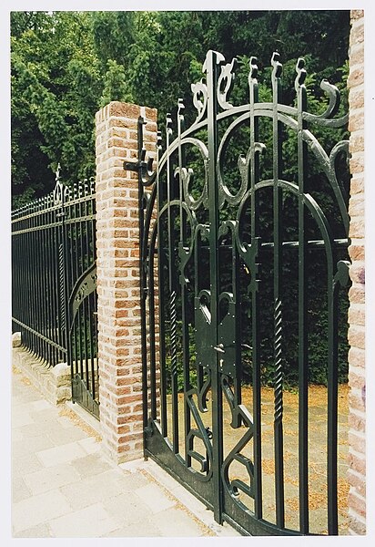File:Westerweg 107, de Israëlitische begraafplaats. Een deel van het smeedijzeren spijlen hek en het dubb - RAA011008252 - RAA Elsinga.jpg