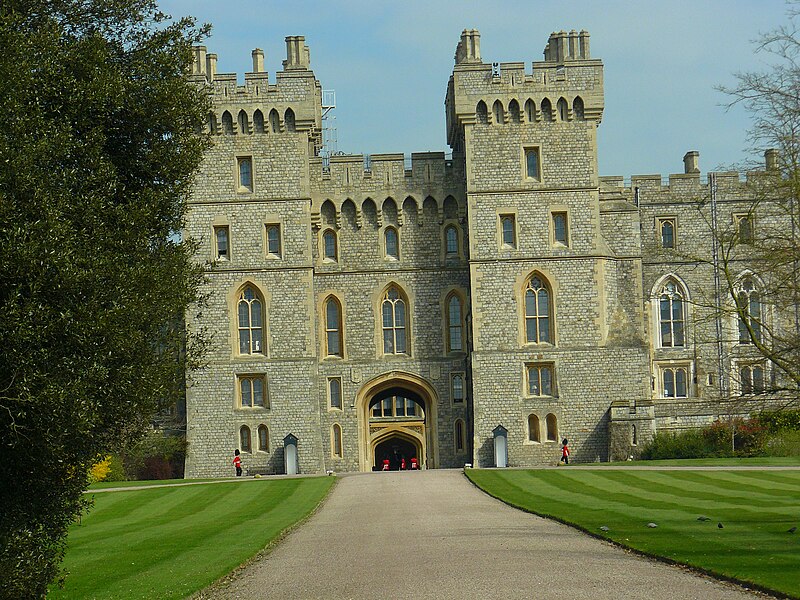 File:Windsor castle rear entrance, waiting to catch a glimplse of The Queen.JPG