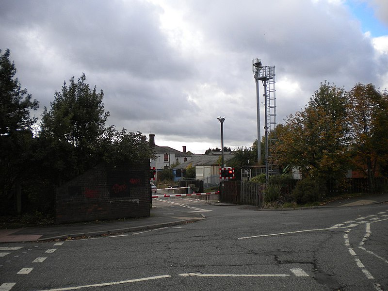 File:Woods Lane level crossing, Cradley Heath - geograph.org.uk - 3814242.jpg