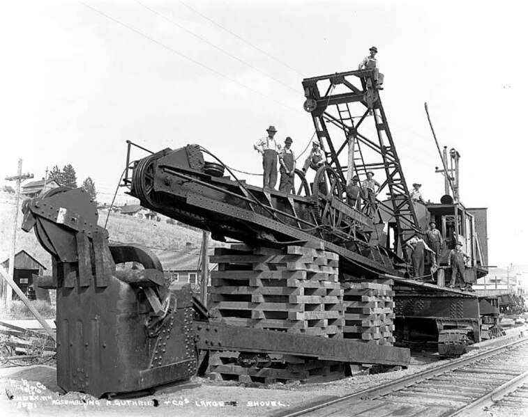 File:Work crew assembling large shovel, ca 1927 (PICKETT 874).jpg