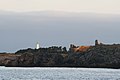 Au loin le grand phare de l'île d'Yeu (de couleur blanche) et, au centre sur la côte rocheuse, le Vieux Château.